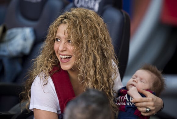 Sasha dans les bras de sa maman. Shakira, aidée par sa belle-mère Montserrat Bernabeu, est venue avec ses enfants Milan (2 ans) et Sasha (3 mois) encourager Gérard Piqué au Camp Nou le 18 avril 2015 lors du match FC Barcelone - FC Valence.