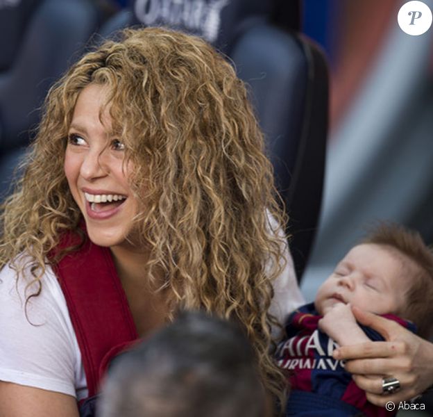 Sasha dans les bras de sa maman. Shakira, aidée par sa belle-mère Montserrat Bernabeu, est venue avec ses enfants Milan (2 ans) et Sasha (3 mois) encourager Gérard Piqué au Camp Nou le 18 avril 2015 lors du match FC Barcelone - FC Valence.