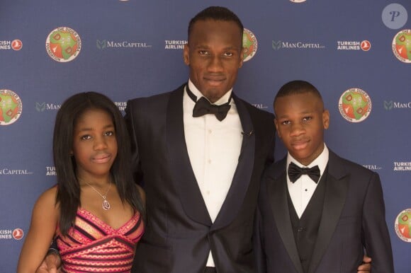Didier Drogba, Iman Drogba, et Issac Drogba au gala de la fondation Didier Drogba à Londres le 18 avril 2015.