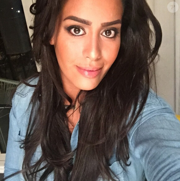 Amel Bent : selfie pour la ravissante artiste !
