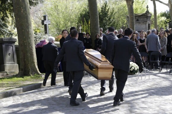 Exclusif - Famille et proches, dont la fille de la défunte Valentine Varela et Françoise Fabian au premier rang, lors des obsèques de Nina Companeez au cimetière du Père Lachaise à Paris, le 14 avril 2015. Elle a été enterrée dans la caveau familial.