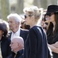 Exclusif - Marina Hands et des proches de la défunte aux obsèques de Nina Companeez au cimetière du Père Lachaise à Paris, le 14 avril 2015.