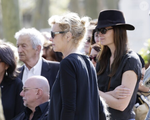 Exclusif - Marina Hands et des proches de la défunte aux obsèques de Nina Companeez au cimetière du Père Lachaise à Paris, le 14 avril 2015.