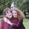 En France, à Paris, au Jardin du Luxembourg, Nina Companeez et sa fille Valentine Varela en mai 2002.