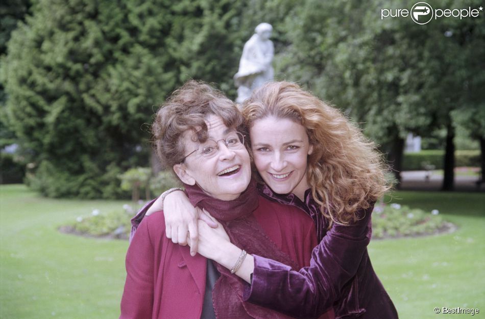 En France, à Paris, au Jardin du Luxembourg, Nina Companeez et sa fille Valentine Varela en mai 2002.