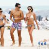 Katie Cassidy et des amies profitent d'un après-midi ensoleillé sur une plage de Miami. Le 20 avril 2015.