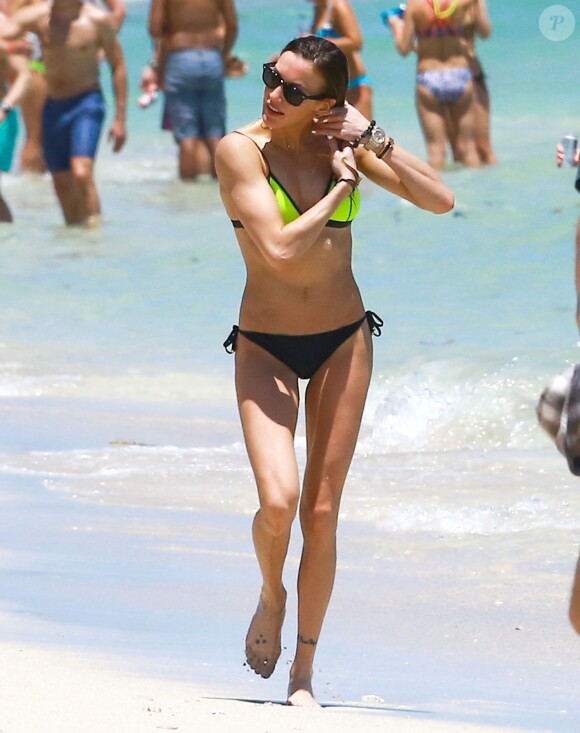 Katie Cassidy profite d'un après-midi ensoleillé sur une plage de Miami. Le 18 avril 2015.