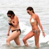 Katie Cassidy et une amie se baignent sur une plage de Miami. Le 20 avril 2015.