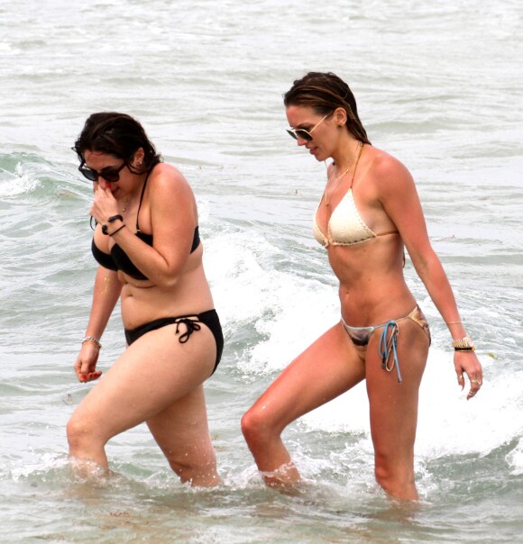 Katie Cassidy et une amie se baignent sur une plage de Miami. Le 20 avril 2015.