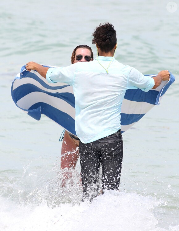 Katie Cassidy profite d'un après-midi ensoleillé sur une plage de Miami. Le 20 avril 2015.