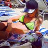 Katie Cassidy se détend sur une plage de Miami. Le 18 avril 2015.