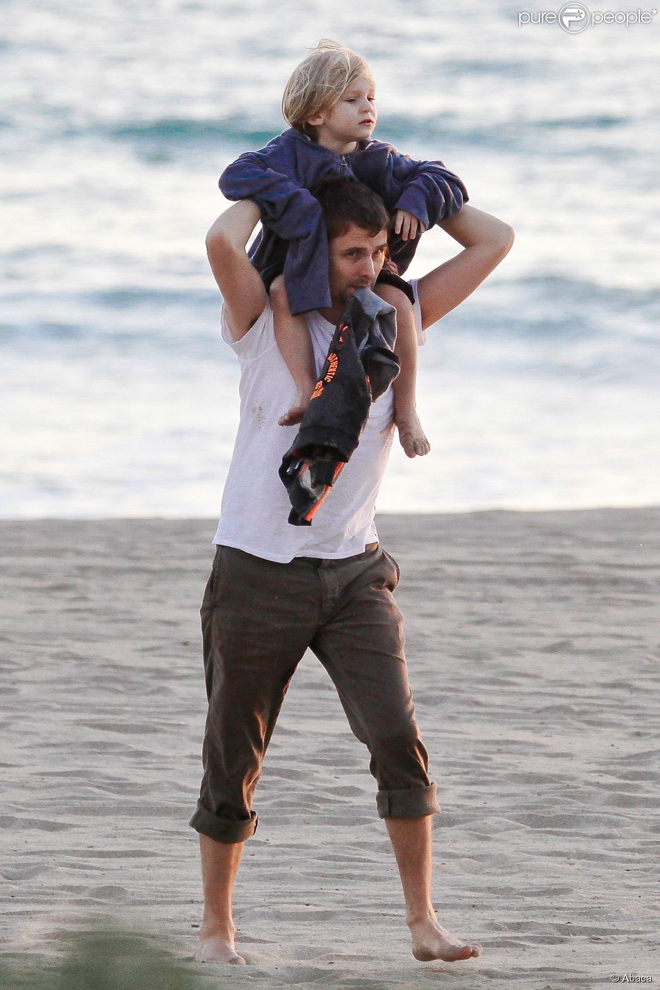  Matthew Bellamy et son fils Bingham &amp;agrave; Malibu, Los Angeles, le 25 f&amp;eacute;vrier 2015 