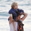 Matthew Bellamy et son fils Bingham à Malibu, Los Angeles, le 25 février 2015