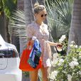  Kate Hudson arrive chez son ex, Matthew Bellamy, pour f&ecirc;ter P&acirc;ques. Mais il semblerait qu'elle se soit habill&eacute;e un peu trop court, d&eacute;voilant ainsi g&eacute;n&eacute;reusement ses jambes d&egrave;s qu'elle se baisse !! Le 4 avril 2015  