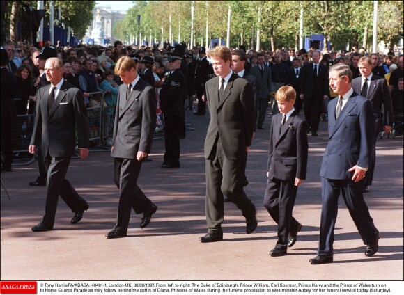 Le duc d'Edimbourg, le prince William, Charles Spencer, 9e comte Spencer, le prince Harry et le prince Charles suivant le cercueil de la princesse Diana lors de ses obsèques le 6 septembre 1997, à Londres.