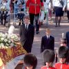 Le prince William, Charles Spencer, 9e comte Spencer, le prince Harry et le prince Charles suivant le cercueil de la princesse Diana lors de ses obsèques le 6 septembre 1997, à Londres.