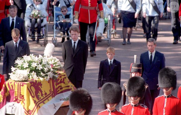 Le prince William, Charles Spencer, 9e comte Spencer, le prince Harry et le prince Charles suivant le cercueil de la princesse Diana lors de ses obsèques le 6 septembre 1997, à Londres.