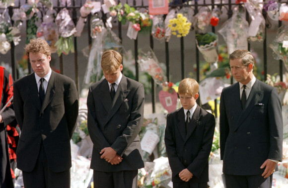 Charles Spencer, 9e comte Spencer, le prince William, le prince Harry et le prince Charles lors des obsèques de la princesse Diana le 6 septembre 1997, à Londres.