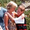 Lady Diana et son fils le prince Harry lors de vacances à Saint-Tropez en juillet 1997