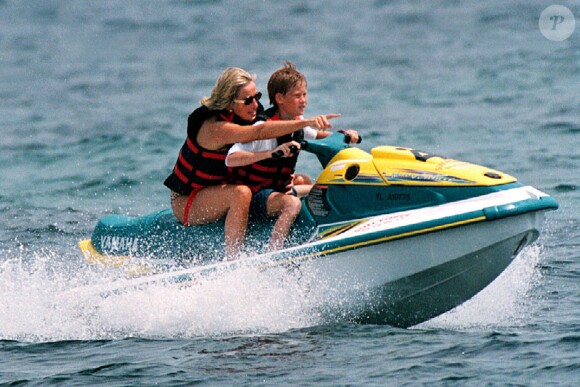 Lady Diana et son fils le prince Harry lors de vacances à Saint-Tropez en juillet 1997
