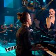 Anne Sila en duo avec Julien Doré dans la finale de  The Voice 4  sur TF1, le samedi 25 avril 2015.