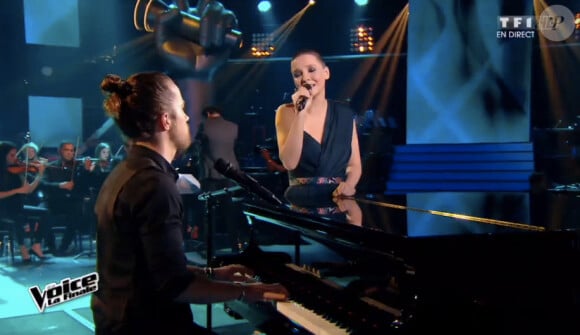 Anne Sila en duo avec Julien Doré dans la finale de The Voice 4 sur TF1, le samedi 25 avril 2015.