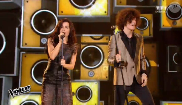 Côme en duo avec Jenifer, dans la finale de The Voice 4 sur TF1, le samedi 25 avril 2015.