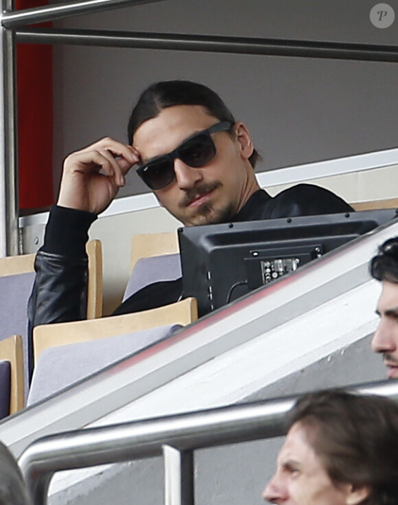 Zlatan Ibrahimovic assiste au match PSG-Lille lors de la 34ème journée au Parc des Princes à Paris, le 25 avril 2015.