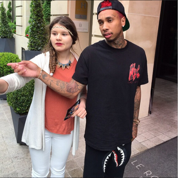 Alexandra Lasserre a rencontré Tyga à l'entrée de l'hôtel Royal Monceau à Paris, ce samedi 25 avril. Le rappeur, tatoué d'un "Kylie" au bras droit, a accepté de prendre une photo avec l'adolescente.
