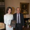 La reine Silvia de Suède recevait le 26 avril 2015 à l'ambassade d'Allemagne au Vatican le prix Pro Humanitate de la Fondation européenne de la culture, remis par le prix Nobel de médecine Werner Arber.