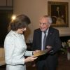 La reine Silvia de Suède recevait le 26 avril 2015 à l'ambassade d'Allemagne au Vatican le prix Pro Humanitate de la Fondation européenne de la culture, remis par le prix Nobel de médecine Werner Arber.