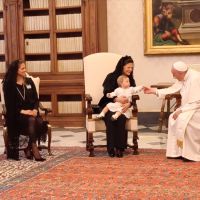 Madeleine de Suède, enceinte : Leonore toute mignonne face au pape François !