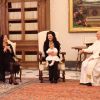 La princesse Leonore de Suède, avec sa maman la princesse Madeleine, son papa Christopher O'Neill et sa mamie la reine Silvia, rencontrait le 27 avril 2015 au Vatican le pape François.