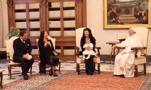 La princesse Leonore de Suède, avec sa maman la princesse Madeleine, son papa Christopher O'Neill et sa mamie la reine Silvia, rencontrait le 27 avril 2015 au Vatican le pape François.