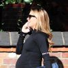 Abbey Clancy, enceinte et souriante, sur le chemin de la salle de sport à Londres, le 27 avril 2015