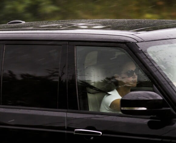 Kate Middleton au volant le 9 septembre 2013 du Range Rover familial, sur la route de Londres depuis Anglesey, avec son fils le prince George de Cambridge.