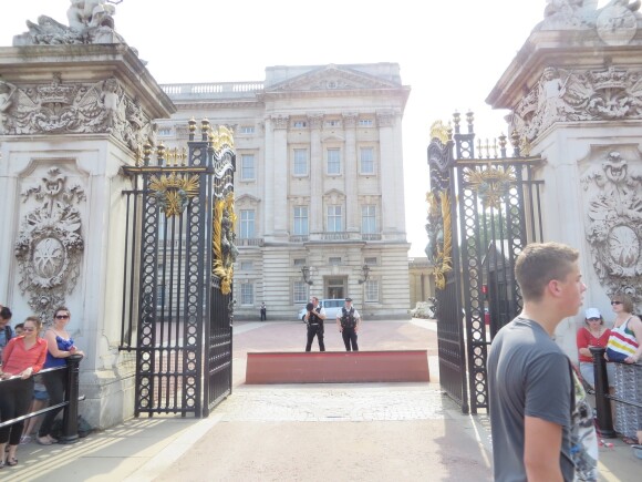Buckingham Palace le 22 juillet 2013, dans les heures précédant la naissance du prince George de Cambridge, premier enfant du prince William et de Kate Middleton.