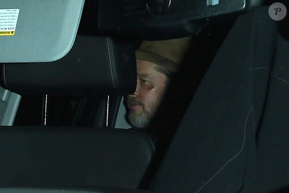 Brad Pitt sort d'un dîner à Santa Monica, Los Angeles, le 28 avril 2015. On peut notamment apercevoir sa blessure au visage.
