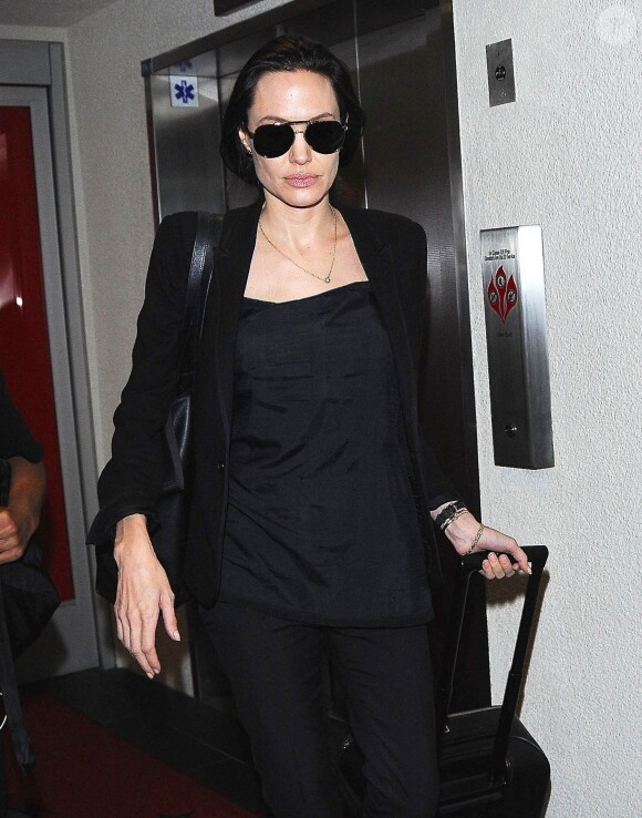 Angelina Jolie à l'aéroport de Los Angeles, le 25 avril 2015. 