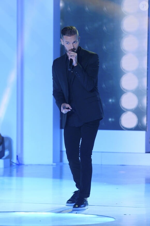 M. Pokora chante lors du tournage de l'émission Vivement Dimanche (France 2). Le 26 avril 2015.