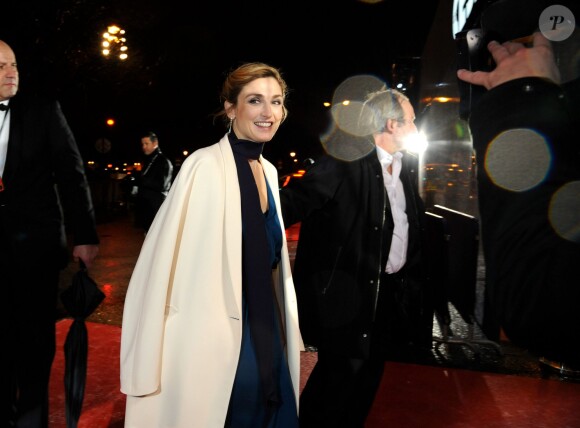 Julie Gayet - Arrivées et sorties de la 40e cérémonie des César au théâtre du Châtelet à Paris. Le 20 février 2015.