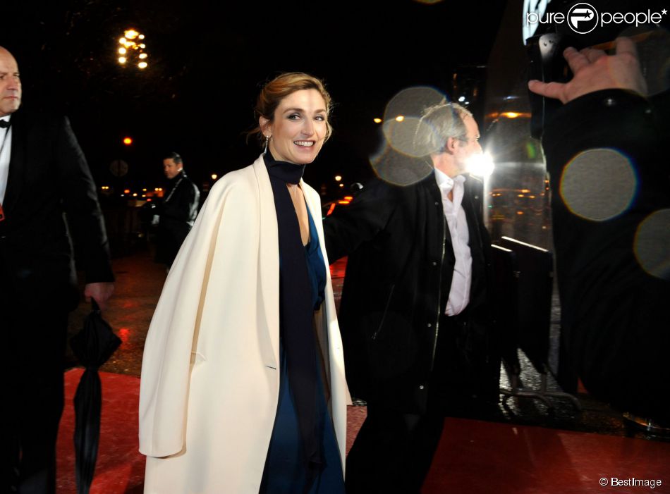 Julie Gayet - Arrivées et sorties de la 40e cérémonie des César au théâtre du Châtelet à Paris. Le 20 février 2015.