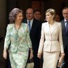 La reine Letizia et la reine Sofia d'Espagne remettaient ensemble les prix Reine Sofia 2014, au palais du Pardo à Madrid, le 29 avril 2015, qui vont devenir les prix Reine Letizia.