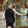 La reine Letizia et la reine Sofia d'Espagne remettaient ensemble les prix Reine Sofia 2014, au palais du Pardo à Madrid, le 29 avril 2015, qui vont devenir les prix Reine Letizia.