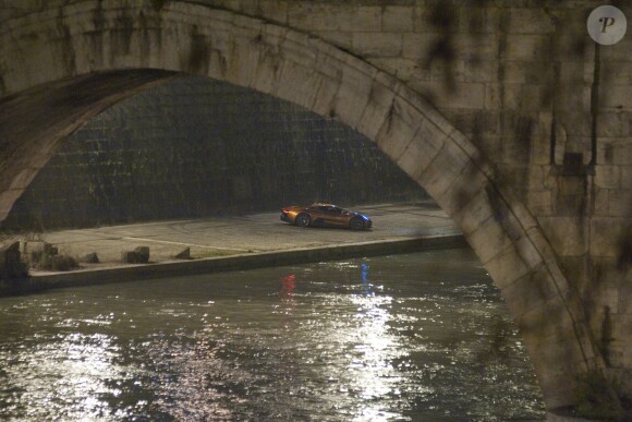 Sam Mendes dirige une scène de course-poursuite sur les bords du Tibre, Rome, le 9 mars 2015.