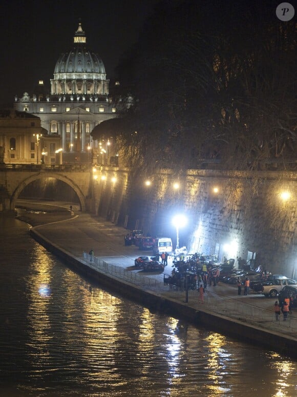 Sam Mendes dirige une scène de course-poursuite sur les bords du Tibre, Rome, le 9 mars 2015.