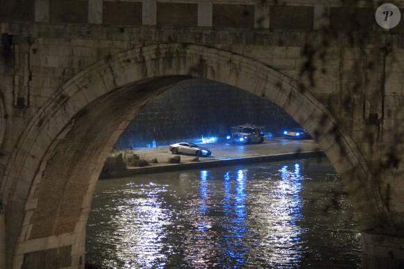 Sam Mendes dirige une scène de course-poursuite sur les bords du Tibre, Rome, le 9 mars 2015.