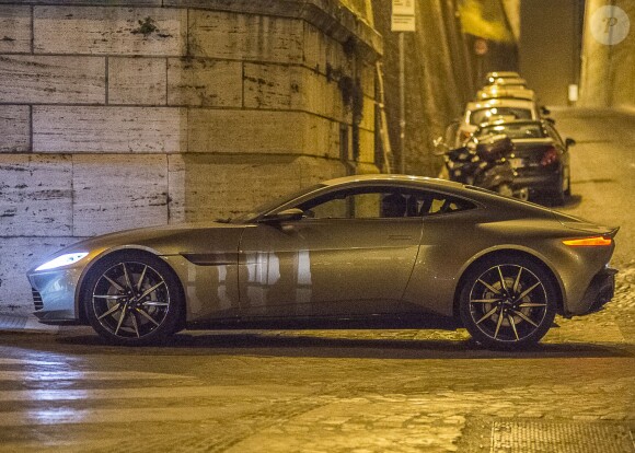 Sam Mendes dirige une scène de course-poursuite près de la Via Panisperna, Rome, le 9 mars 2015.