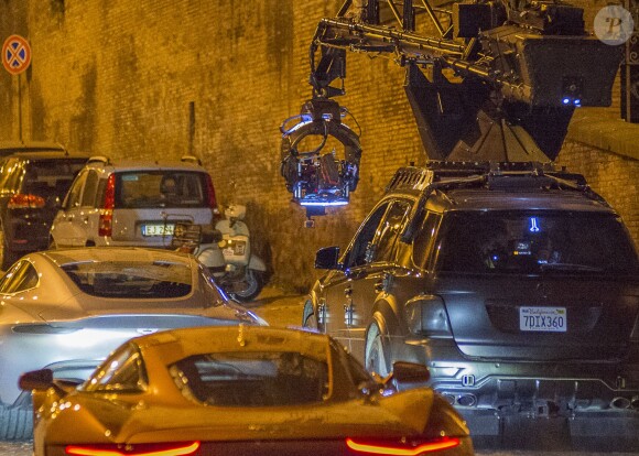 Sam Mendes dirige une scène de course-poursuite près de la Via Panisperna, Rome, le 9 mars 2015.