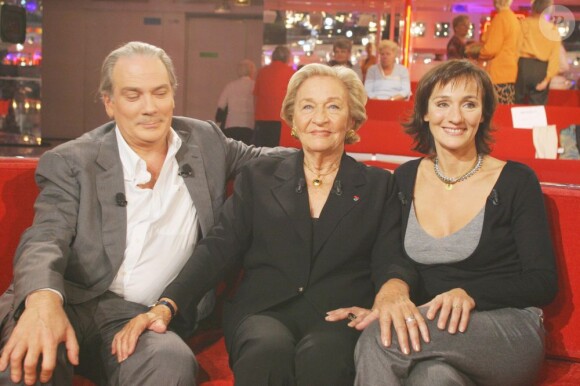 Laurent et Clélia Ventura, avec leur mère Odette Ventura, lors de l'émission Vivement dimanche en 2004